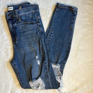 MOVING SALE🎉 Sneak peek jeans